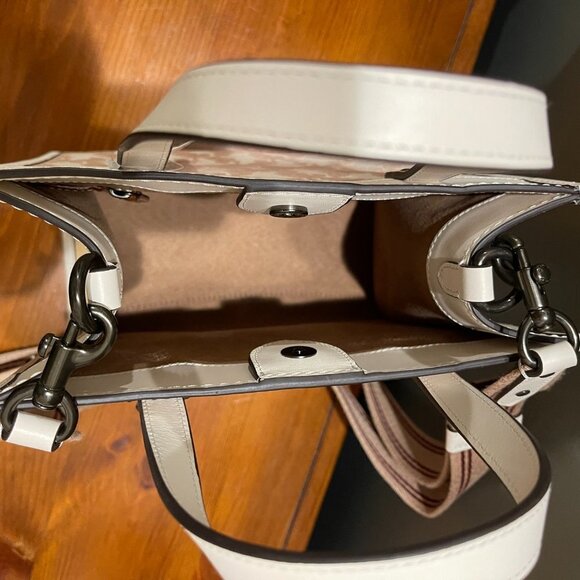 Coach CD750 Textured Field Tote 22 Horse & Carriage in Chalk White - Picture 14 of 16